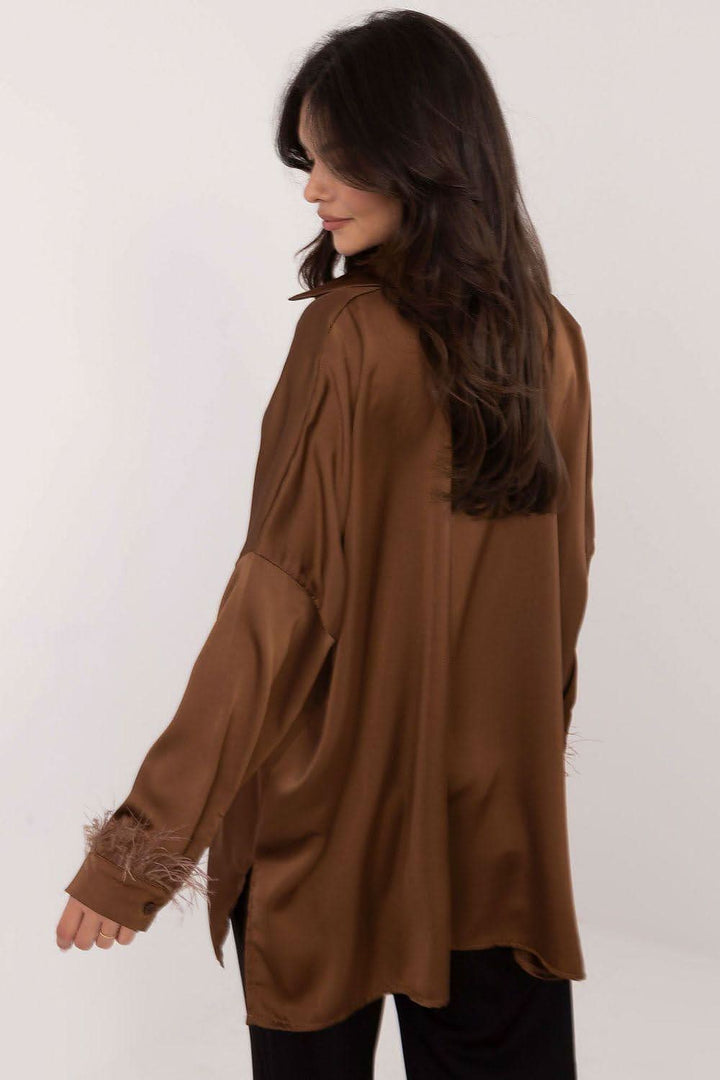 Elegant Women's Shirt with Feather-Decorated Sleeves and Classic Cut - Ludowika 