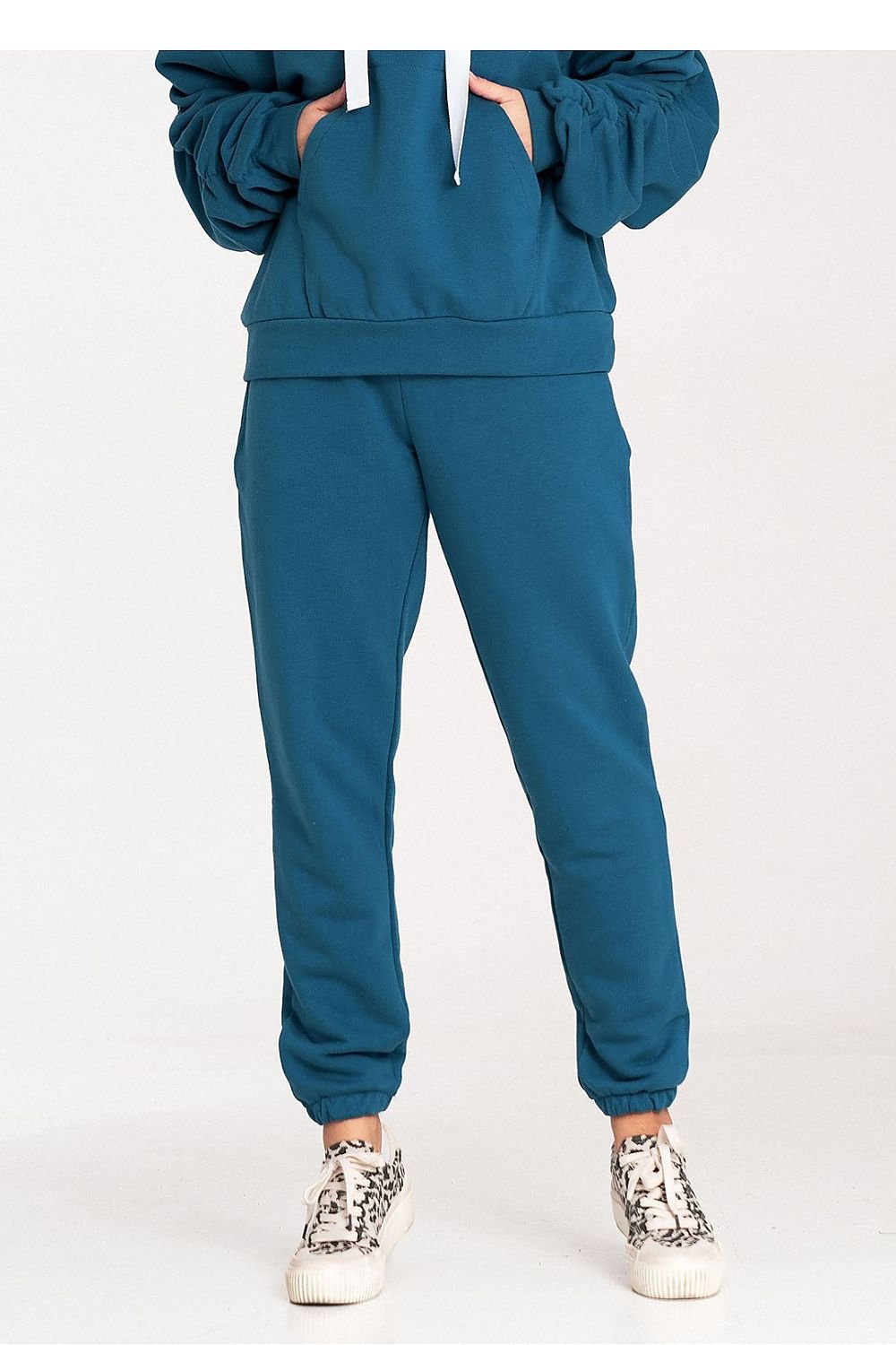 Comfortable cotton sweatpants with a wide elastic waistband and elastic cuffs at the ankles. Simple, pocket-free design for a relaxed and casual look.






