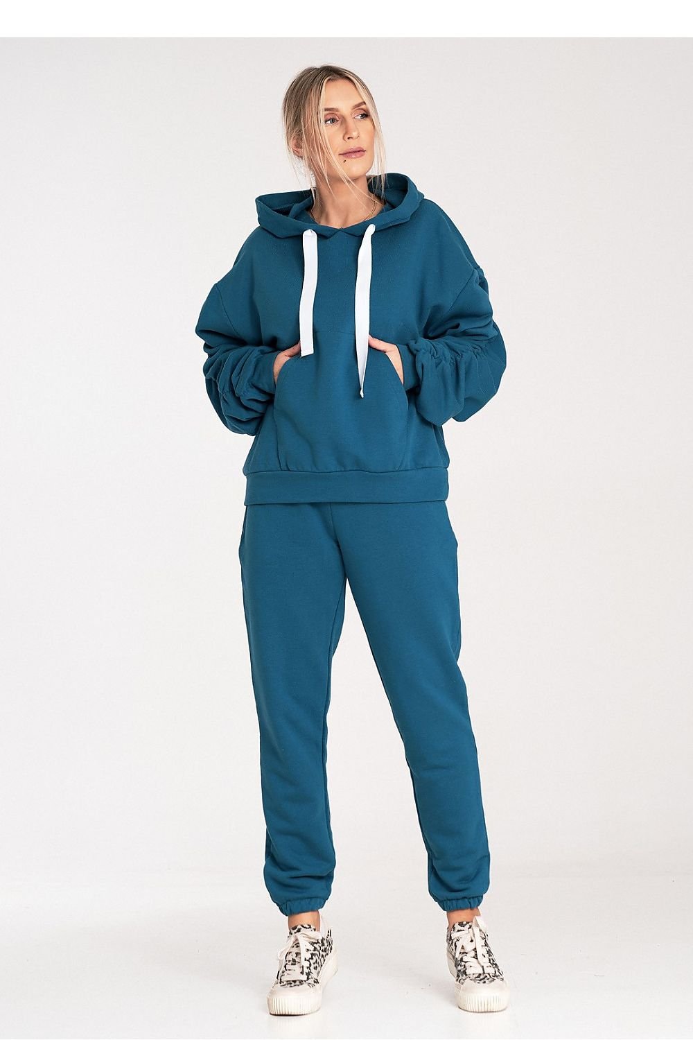 Comfortable cotton sweatpants with a wide elastic waistband and elastic cuffs at the ankles. Simple, pocket-free design for a relaxed and casual look.






