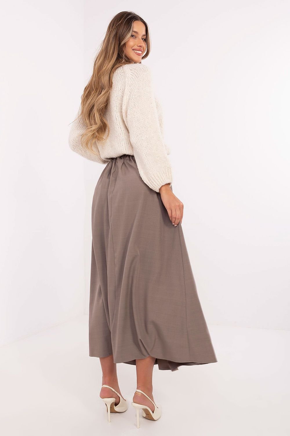 An elegant flared maxi skirt with a buckled belt, slip pockets, and a smooth pattern. Ideal for everyday wear, work, and formal occasions.

