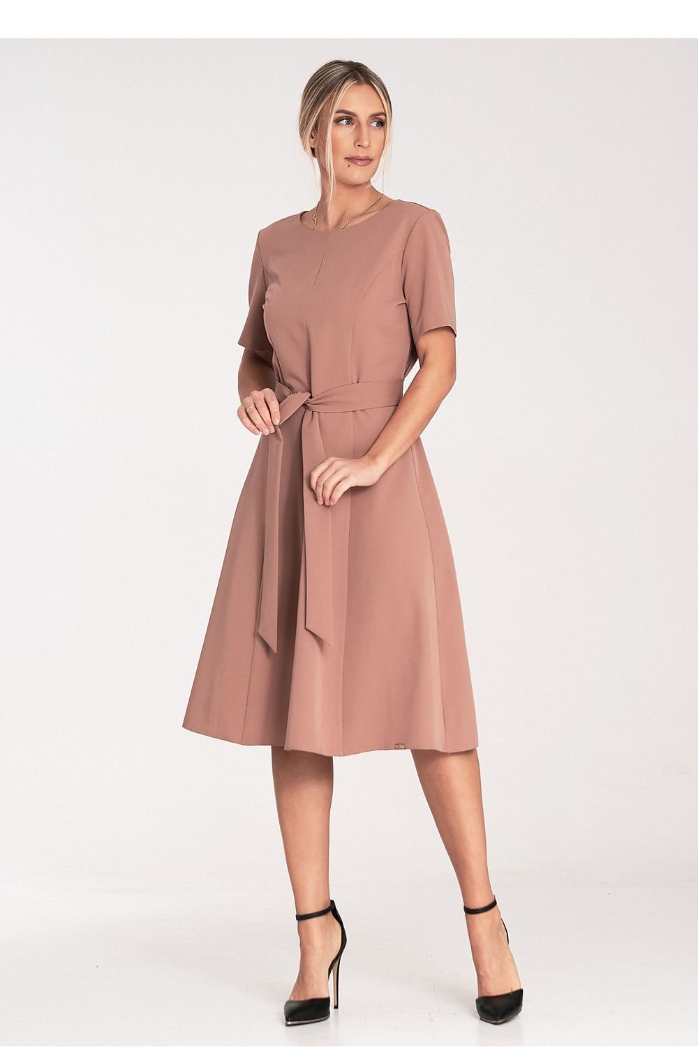  Timeless midi dress featuring pleats and short sleeves, tied at the waist with a fabric belt. The boat neckline and concealed back zipper offer a clean and elegant look, perfect for both casual and formal occasions.