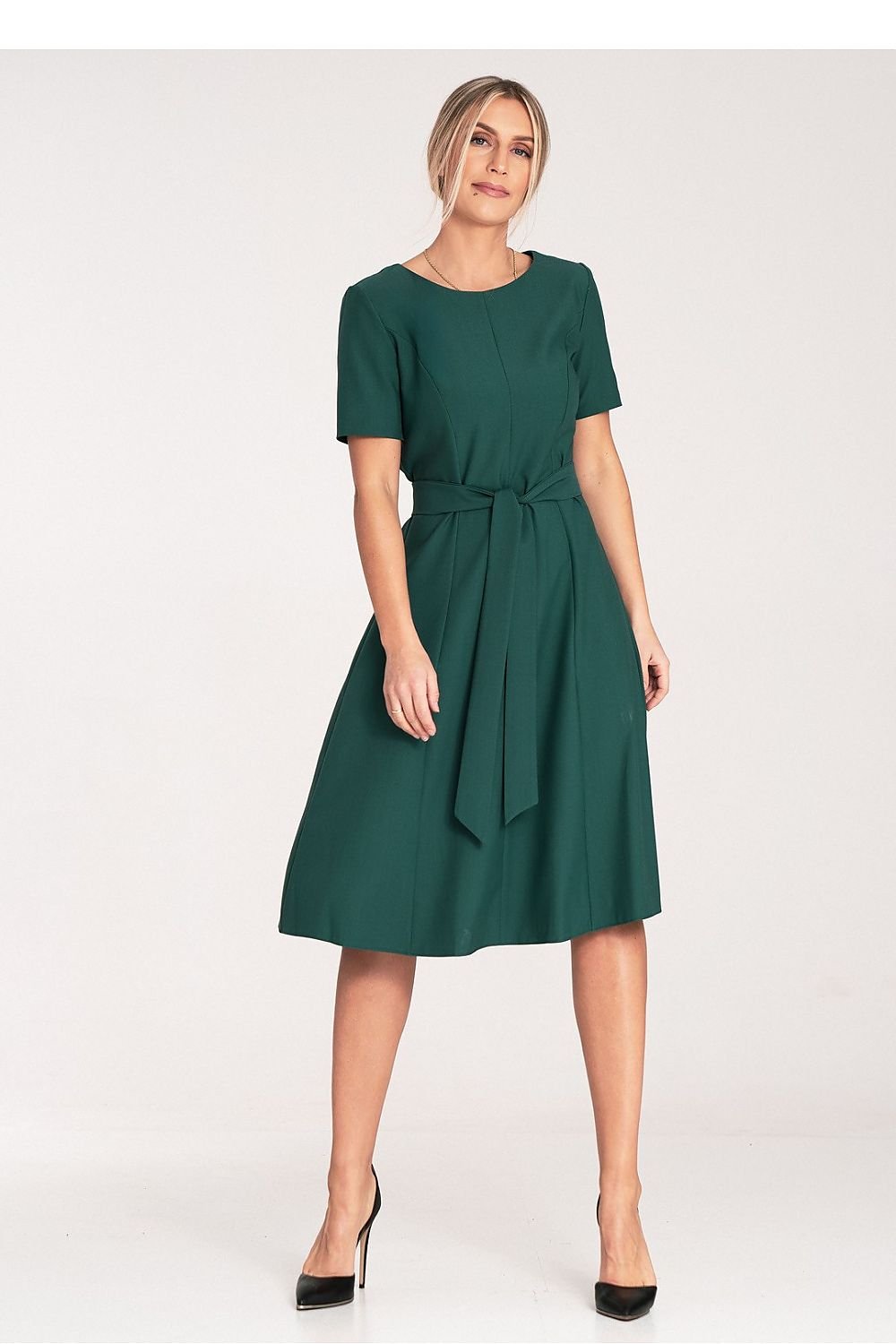  Timeless midi dress featuring pleats and short sleeves, tied at the waist with a fabric belt. The boat neckline and concealed back zipper offer a clean and elegant look, perfect for both casual and formal occasions.