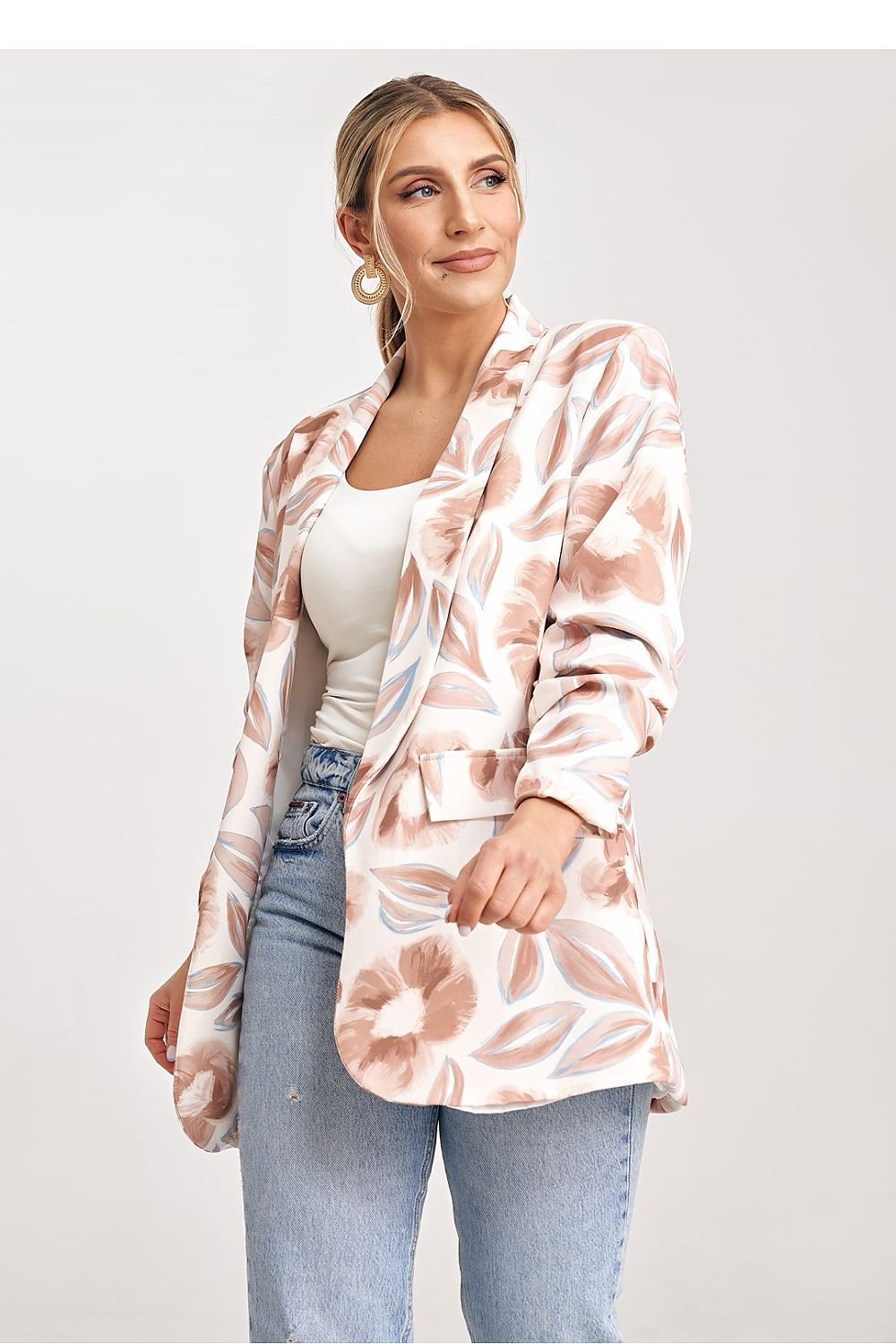 A stylish loose-fitting jacket featuring pleated sleeves and no fastening. Made from a comfortable blend of 95% viscose and 5% elastane, it includes a soft lining for added comfort and a chic, flowing design.