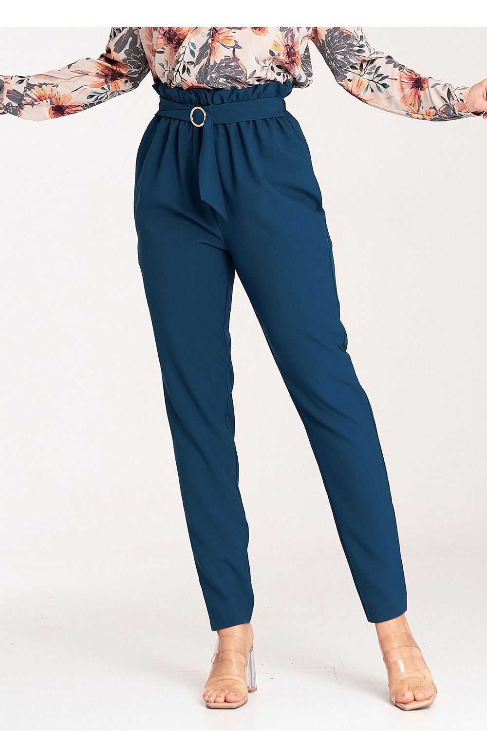 Long pants with a slightly tapered bottom, featuring a pleated waist and a 3 cm wide elastic band. Finished with a stylish gold-colored decorative metal buckle belt and side seam pockets for added functionality.

