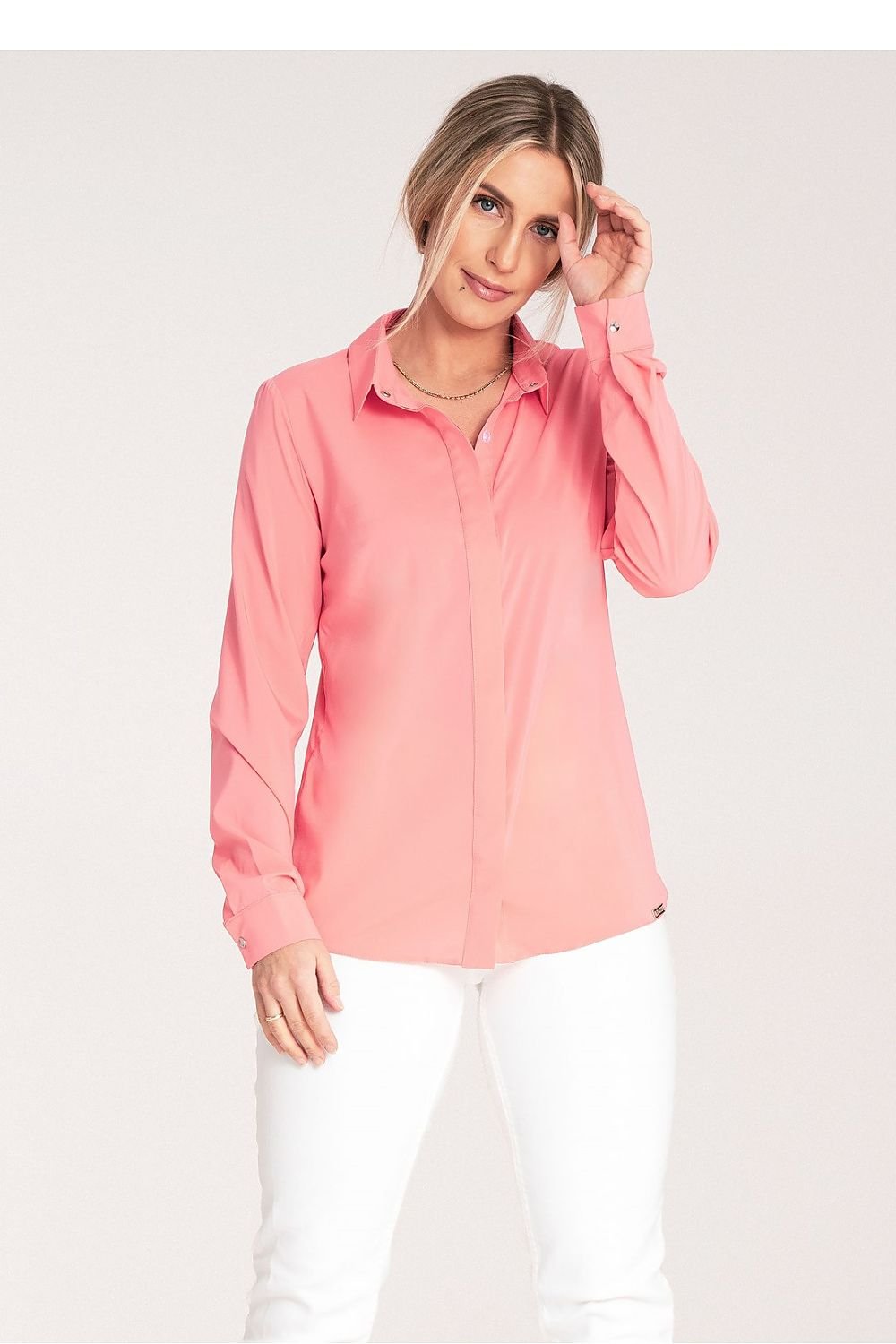 Chemise classique pour femme avec col, fermeture à boutons-pression sur le devant et boutons-pression décoratifs argentés