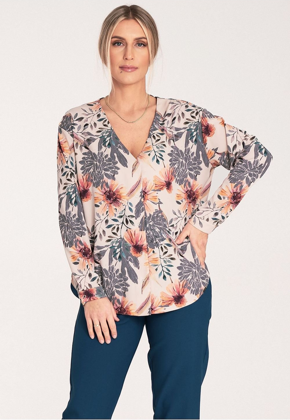 Elegant floral shirt with long sleeves, a cheeky neckline, and press-stud closure at the front.