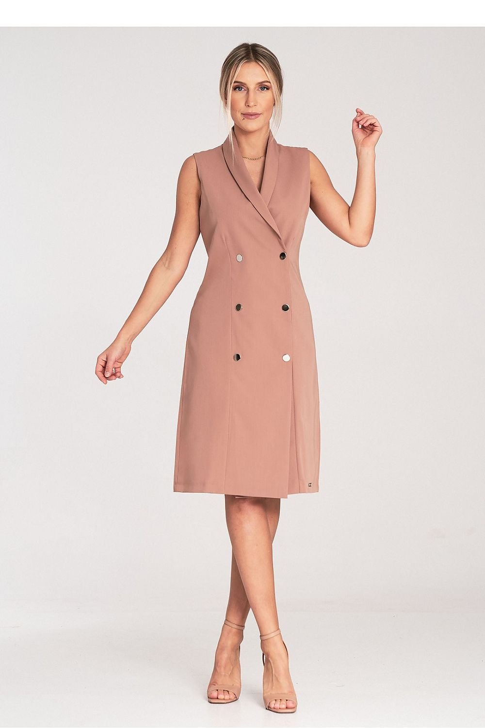 An elegant sleeveless midi dress with narrow lapels, an envelope neckline, a double-breasted closure featuring large decorative snaps, and a slightly flared hem.






