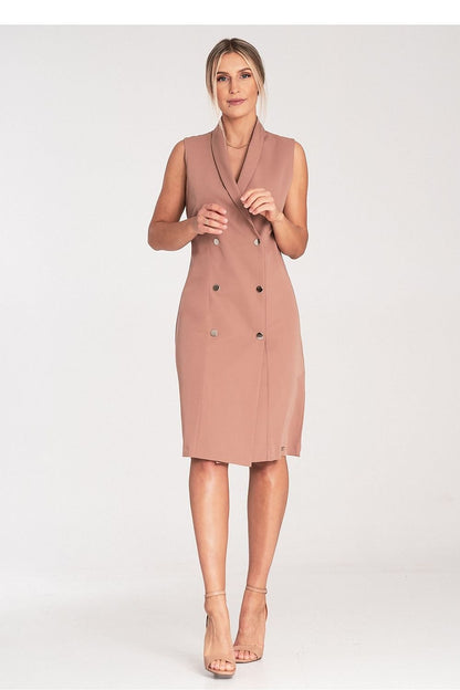 An elegant sleeveless midi dress with narrow lapels, an envelope neckline, a double-breasted closure featuring large decorative snaps, and a slightly flared hem.






