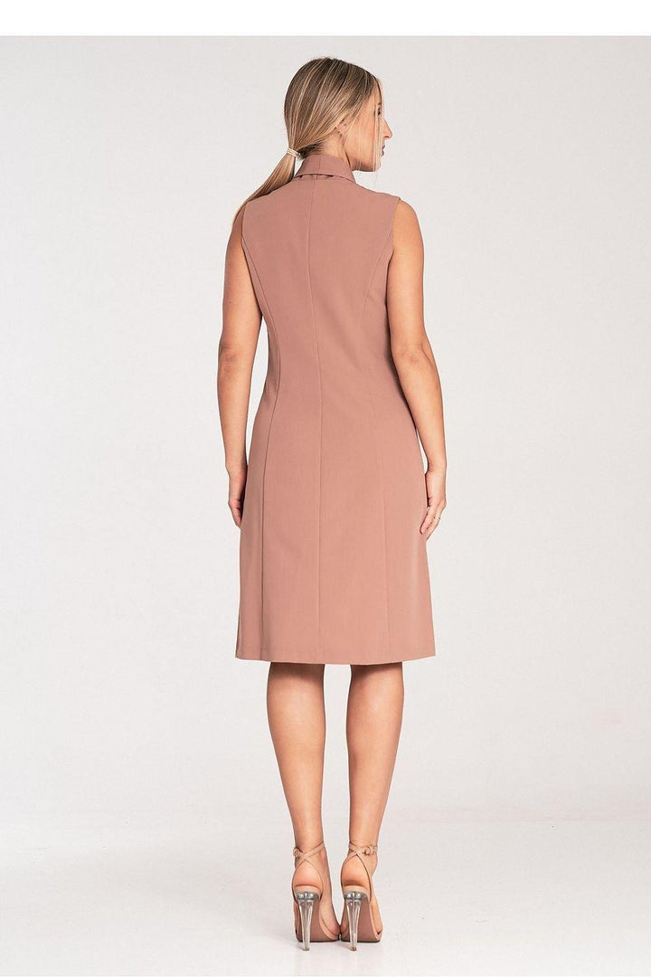An elegant sleeveless midi dress with narrow lapels, an envelope neckline, a double-breasted closure featuring large decorative snaps, and a slightly flared hem.






