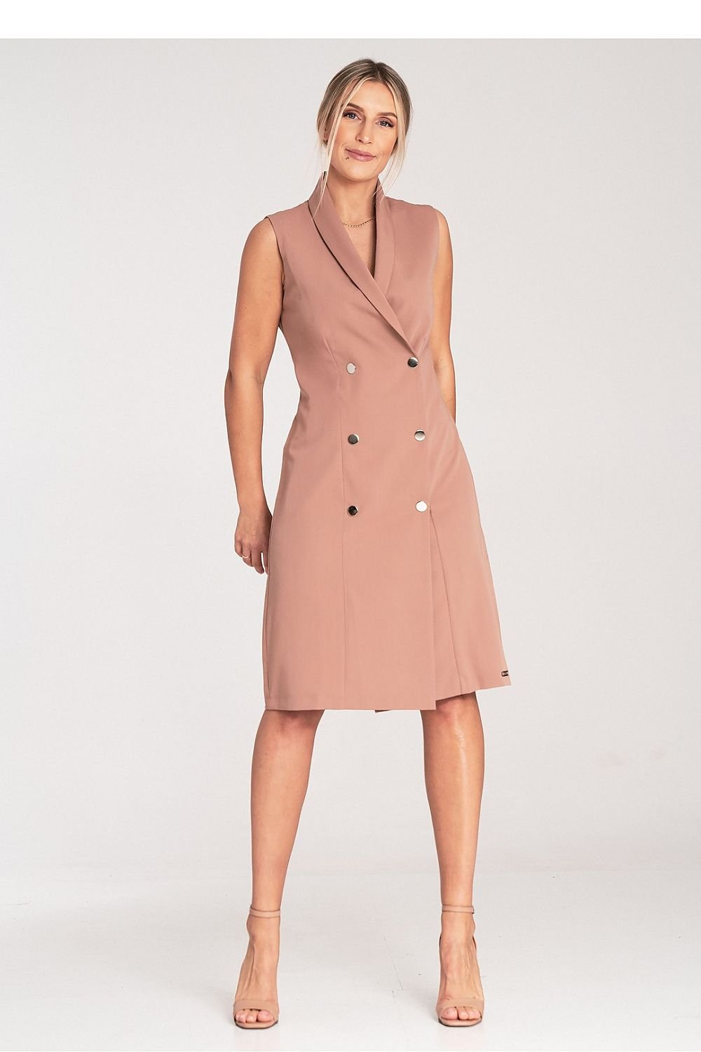 An elegant sleeveless midi dress with narrow lapels, an envelope neckline, a double-breasted closure featuring large decorative snaps, and a slightly flared hem.






