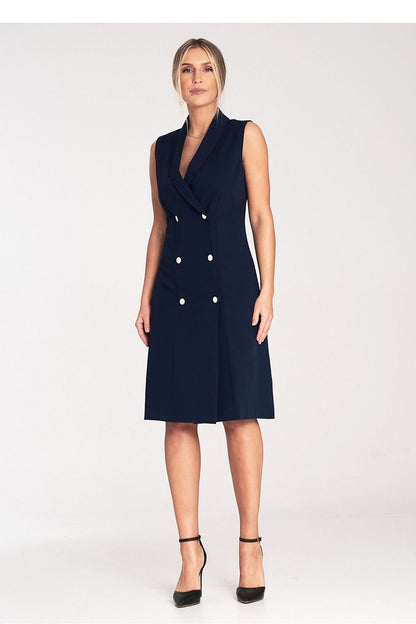 An elegant sleeveless midi dress with narrow lapels, an envelope neckline, a double-breasted closure featuring large decorative snaps, and a slightly flared hem.






