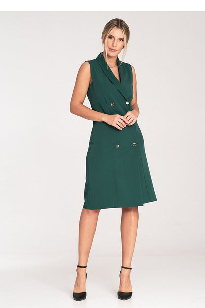 An elegant sleeveless midi dress with narrow lapels, an envelope neckline, a double-breasted closure featuring large decorative snaps, and a slightly flared hem.






