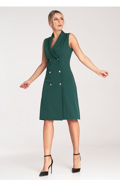 An elegant sleeveless midi dress with narrow lapels, an envelope neckline, a double-breasted closure featuring large decorative snaps, and a slightly flared hem.






