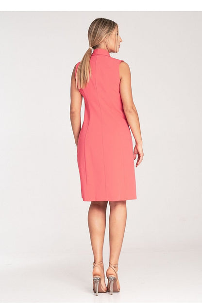 An elegant sleeveless midi dress with narrow lapels, an envelope neckline, a double-breasted closure featuring large decorative snaps, and a slightly flared hem.






