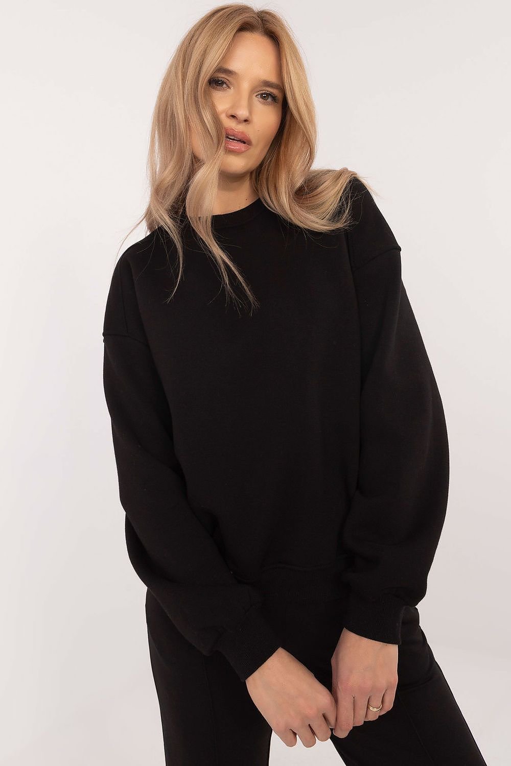 A women's casual sweatshirt with long sleeves, a round neckline, and inner insulation for colder days. Made from a durable cotton and polyester blend, it features a smooth, timeless design without a zipper, perfect for minimalist or layered styling. Comfortable and classic for everyday wear.






