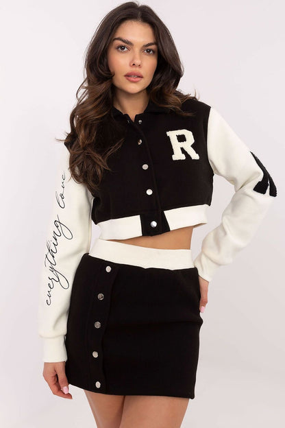  A stylish women's set featuring a short blouse with long sleeves, a stand-up collar, and press-stud closure, paired with a high-waisted skirt with an elastic waistband, offering comfort and modern style with decorative patches and embroidery.