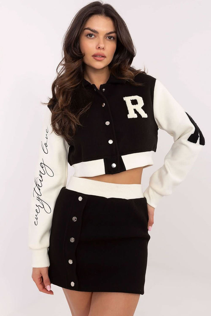  A stylish women's set featuring a short blouse with long sleeves, a stand-up collar, and press-stud closure, paired with a high-waisted skirt with an elastic waistband, offering comfort and modern style with decorative patches and embroidery.