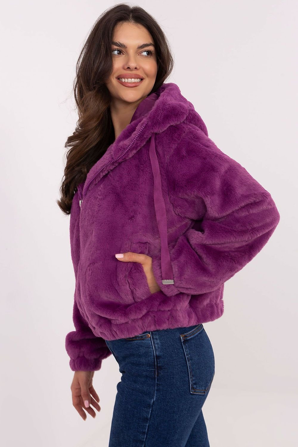 A chic teddy bear jacket with a soft polyester lining, featuring long sleeves, a practical hood, and a short, casual cut. Includes a zipper closure, adjustable waist ties for a flattering fit, and convenient slide-in pockets. Perfect for milder transitional weather, blending comfort and style effortlessly.






