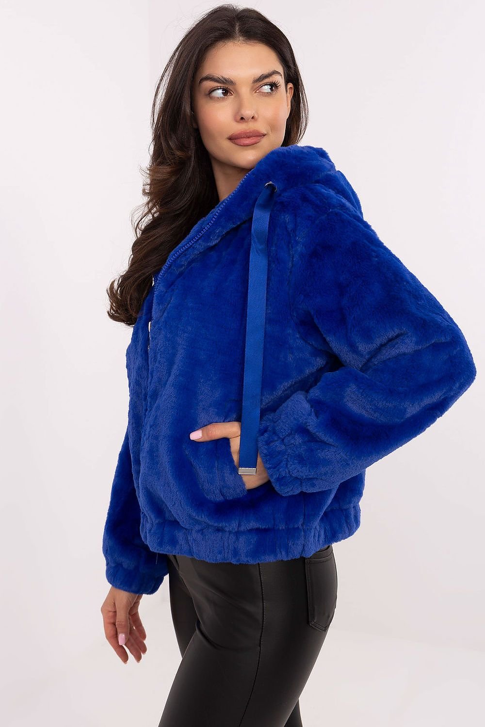 A chic teddy bear jacket with a soft polyester lining, featuring long sleeves, a practical hood, and a short, casual cut. Includes a zipper closure, adjustable waist ties for a flattering fit, and convenient slide-in pockets. Perfect for milder transitional weather, blending comfort and style effortlessly.






