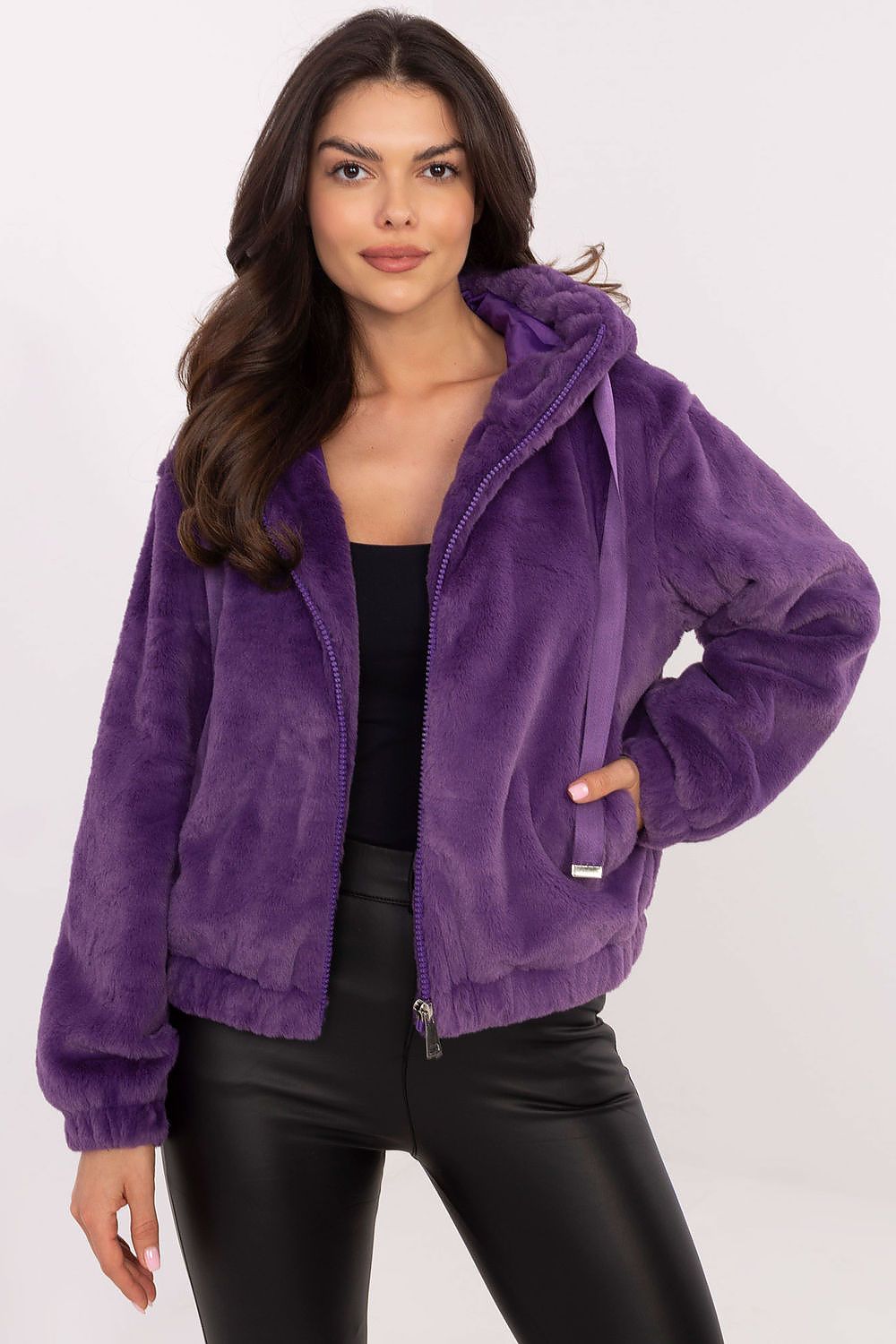 A chic teddy bear jacket with a soft polyester lining, featuring long sleeves, a practical hood, and a short, casual cut. Includes a zipper closure, adjustable waist ties for a flattering fit, and convenient slide-in pockets. Perfect for milder transitional weather, blending comfort and style effortlessly.






