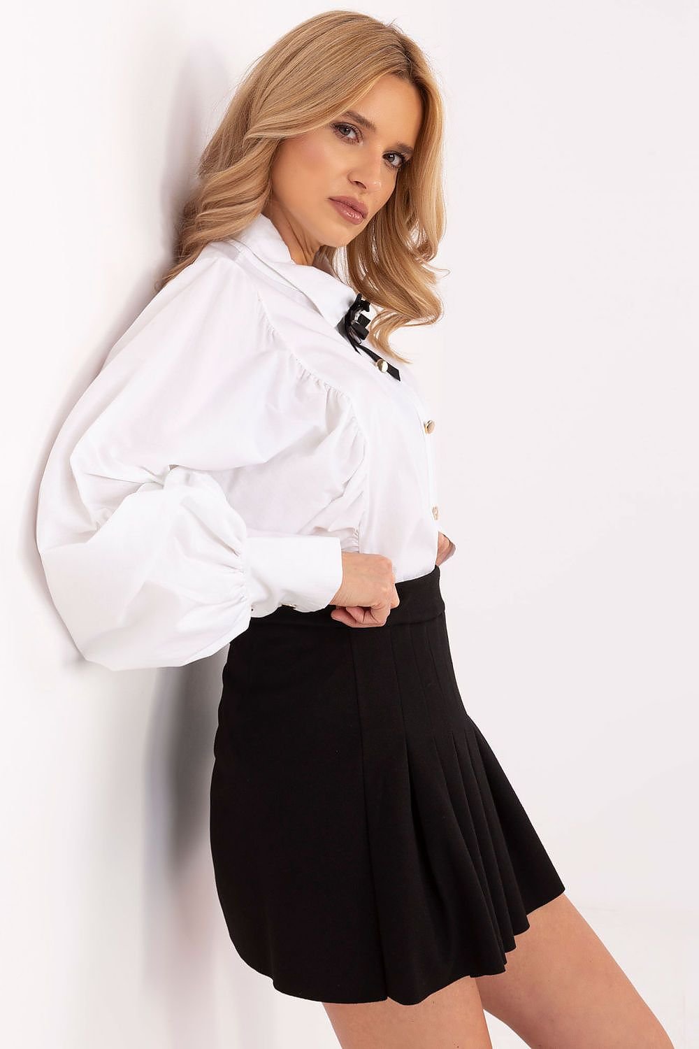 A minimalist pleated mini skirt made of high-quality polyester with elastane, featuring a concealed zipper closure, offering comfort, a perfect fit, and versatility for both everyday wear and formal occasions.






