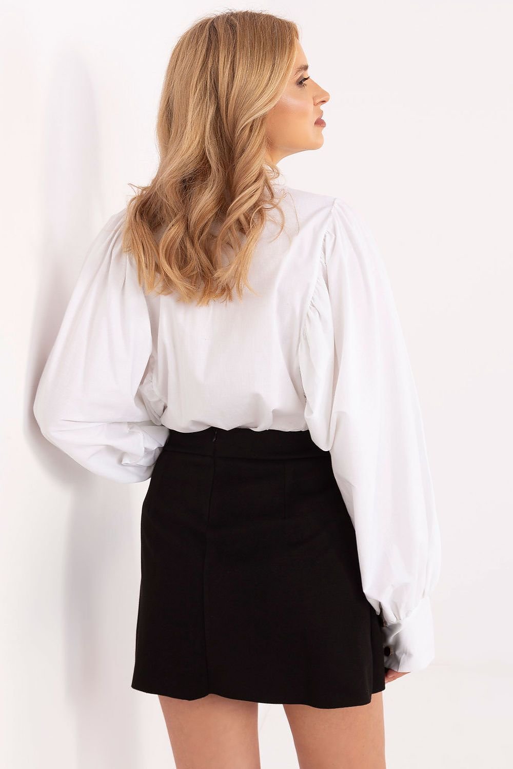 A minimalist pleated mini skirt made of high-quality polyester with elastane, featuring a concealed zipper closure, offering comfort, a perfect fit, and versatility for both everyday wear and formal occasions.






