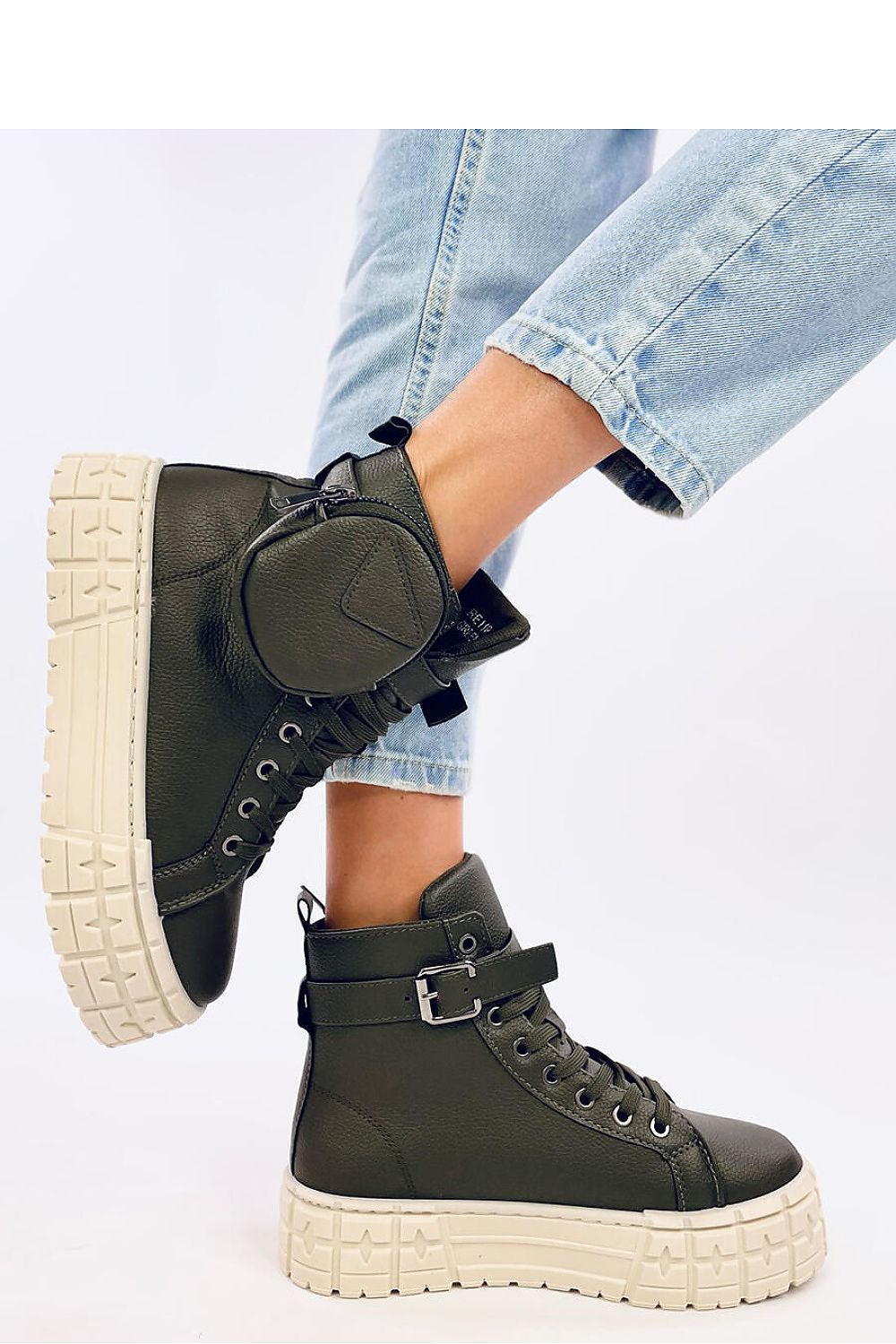 A pair of women's laced ankle sneakers featuring a classic sporty design with a removable fanny pack, 4 cm high sole, and soft fabric lining. Made from eco leather, these sneakers combine style, comfort, and sustainability.







