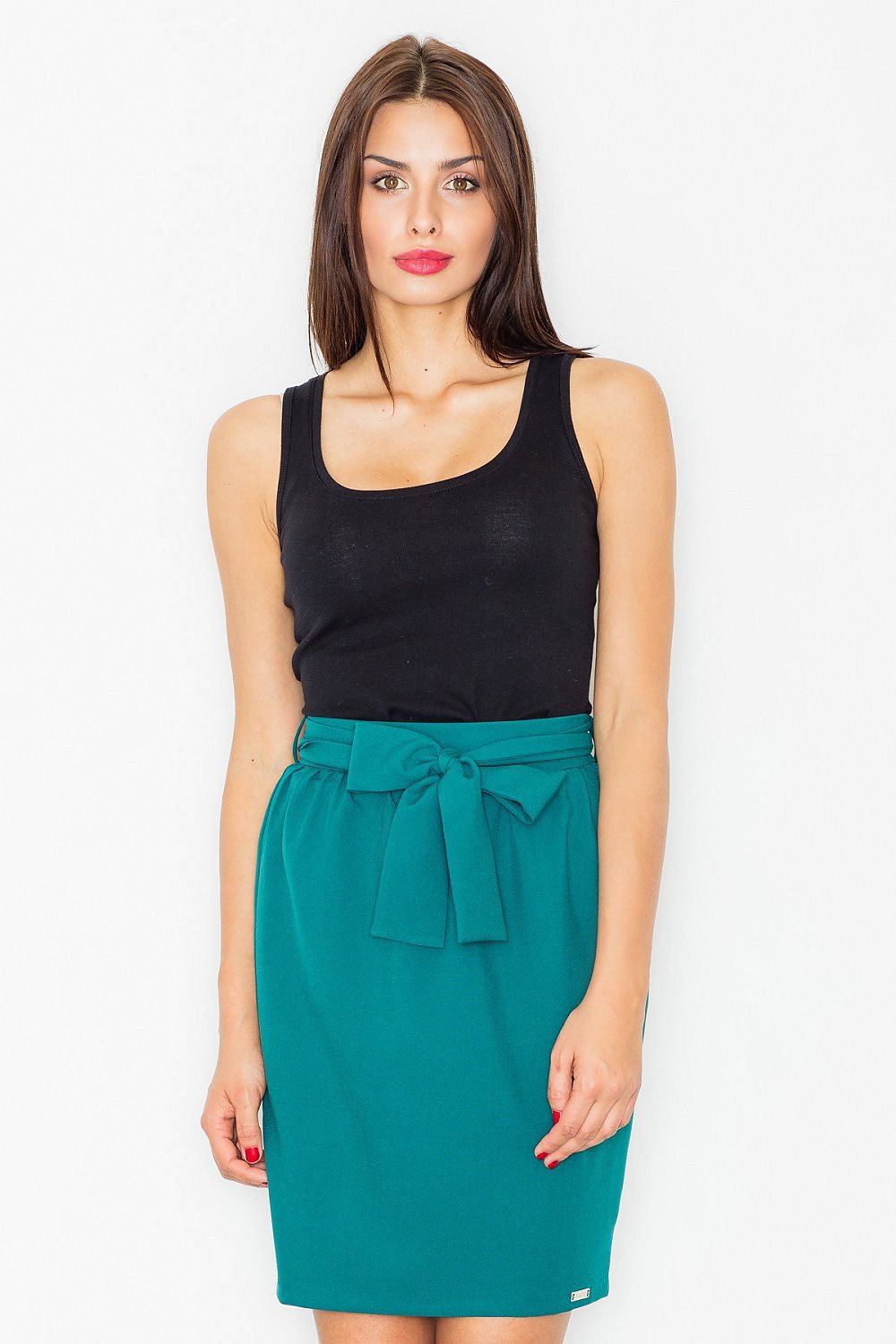 A minimalist green pencil skirt without lining, featuring a sash at the waist for tying and a covered zip fastening at the side. Perfect for an elegant and timeless look.
