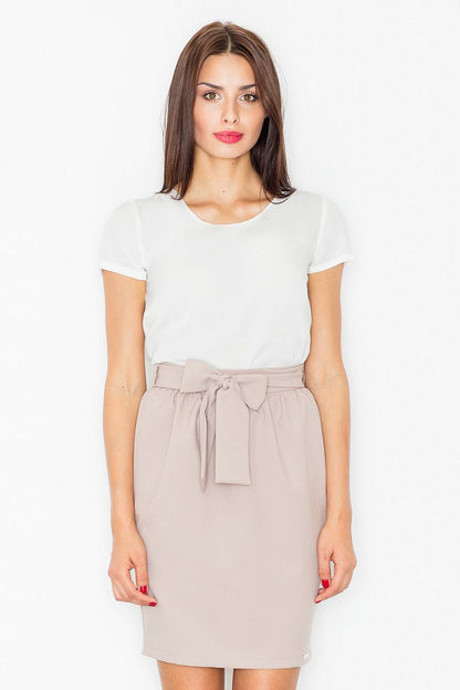 A minimalist beige pencil skirt without lining, featuring a sash at the waist for tying and a covered zip fastening at the side. Perfect for an elegant and timeless look.
