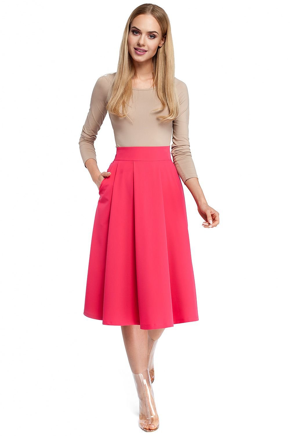 A feminine knee-length skirt with a slightly flared design, featuring shaping pleats for a stylish look. Side pockets add a touch of practicality and volume to the elegant cut, ensuring both comfort and sophistication.

