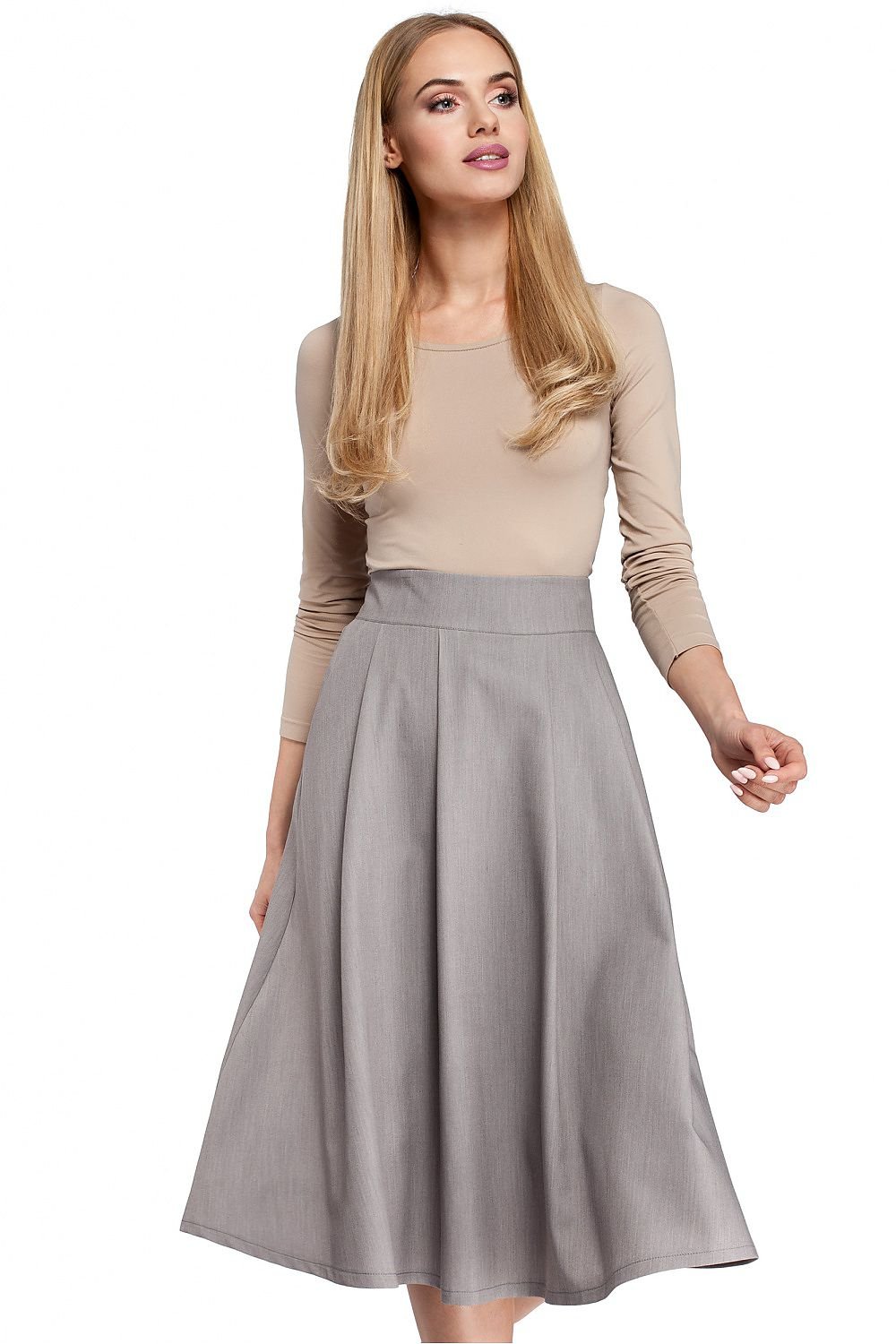 
A feminine knee-length skirt with a slightly flared design, featuring shaping pleats for a stylish look. Side pockets add a touch of practicality and volume to the elegant cut, ensuring both comfort and sophistication.

