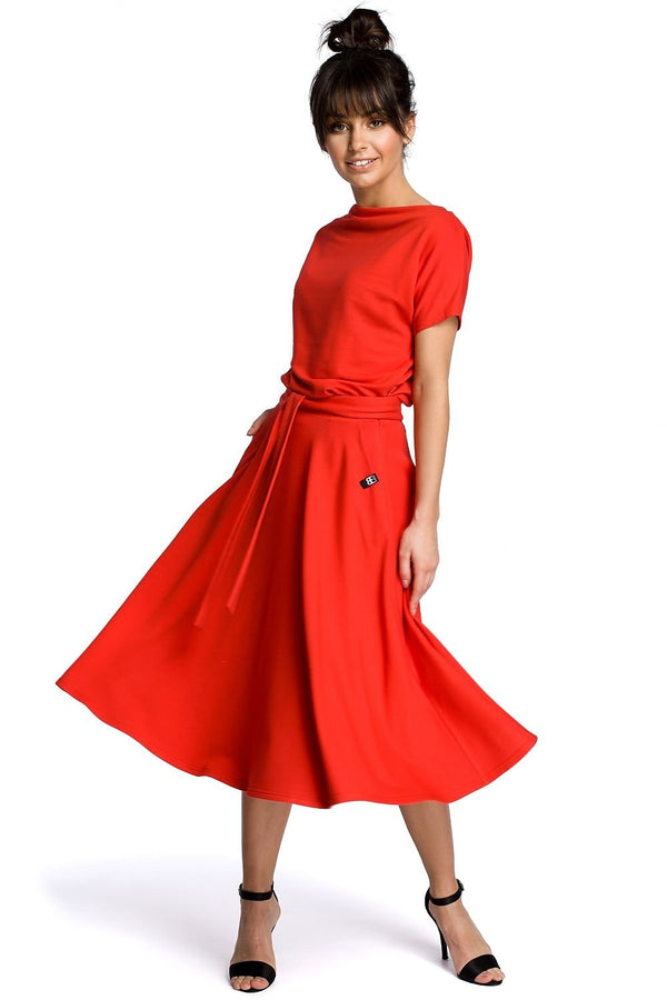 Robe élégante évasée jusqu'aux genoux avec ceinture