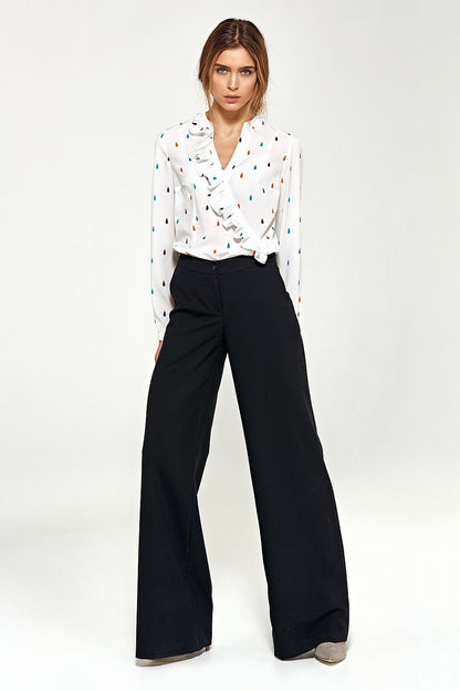 Trendy black palazzo trousers with flared and pressed legs, offering a stylish and modern look. The design includes practical pockets, adding both fashion and functionality to the outfit.

