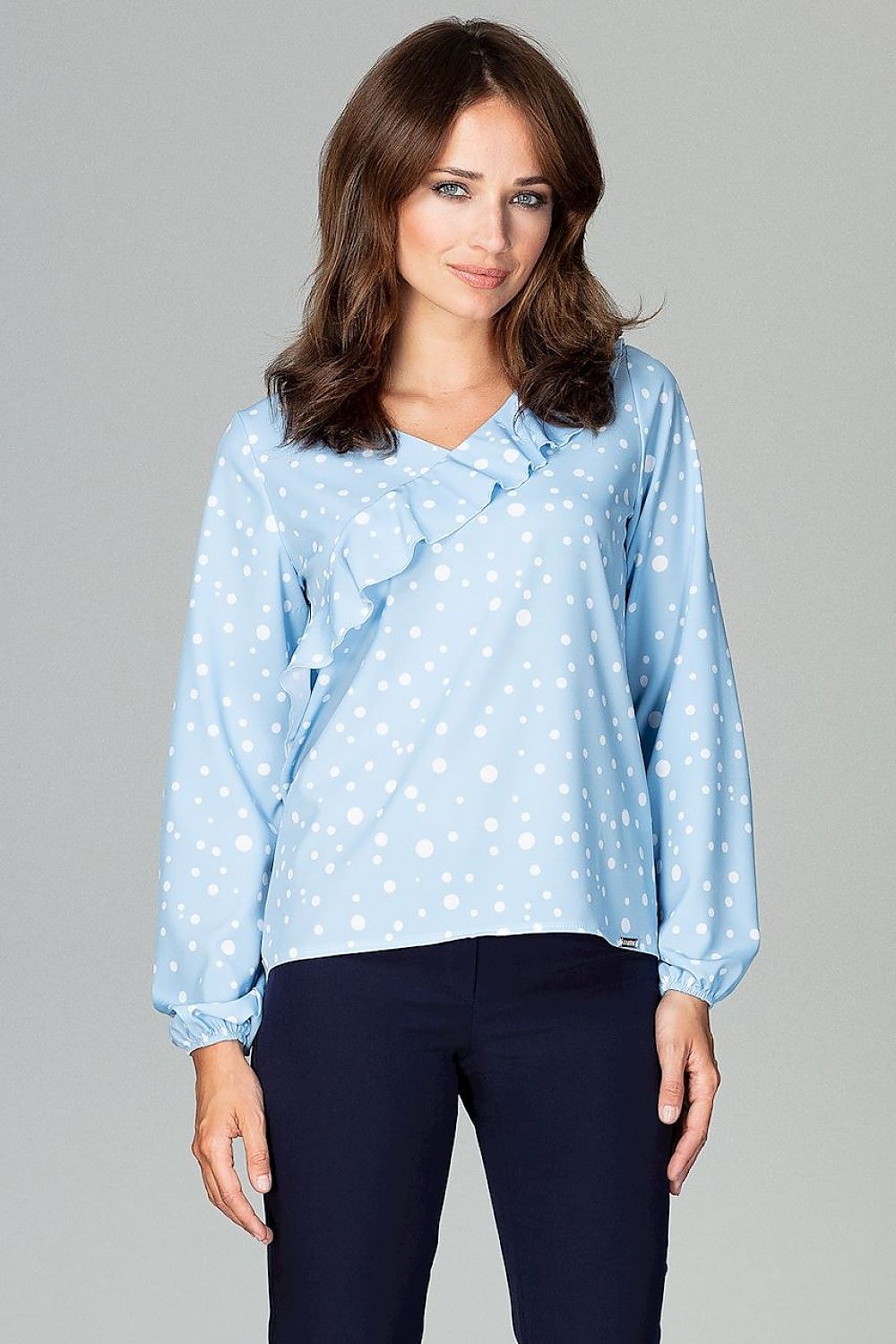  A delicate patterned blouse with long sleeves finished with an elastic band, featuring a loose cut that emphasizes femininity and elegance. The front flounce adds a charming touch, making it perfect for various classic styling options.