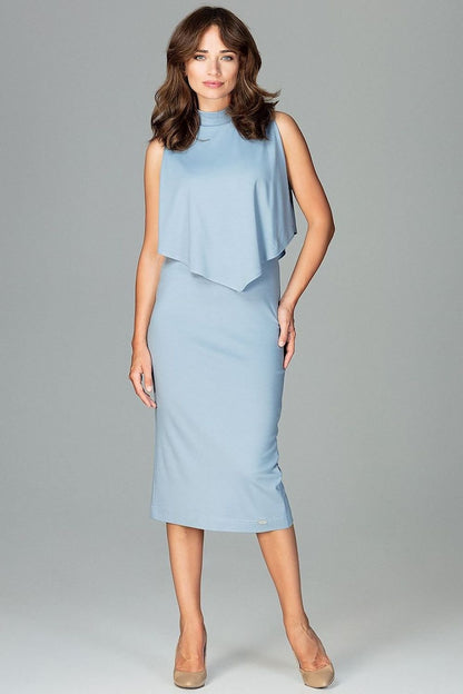 A fitted dress featuring a stand-up collar and a cape, with a comfortable cut and covered back zipper, perfect for grand outings and romantic dinners.






