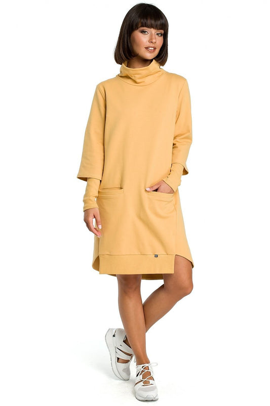 Robe asymétrique à col montant avec manches à cordon et poches