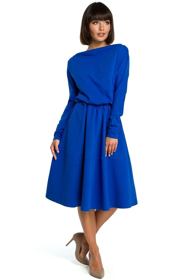 Robe mi-longue évasée avec décolleté en cascade et poches