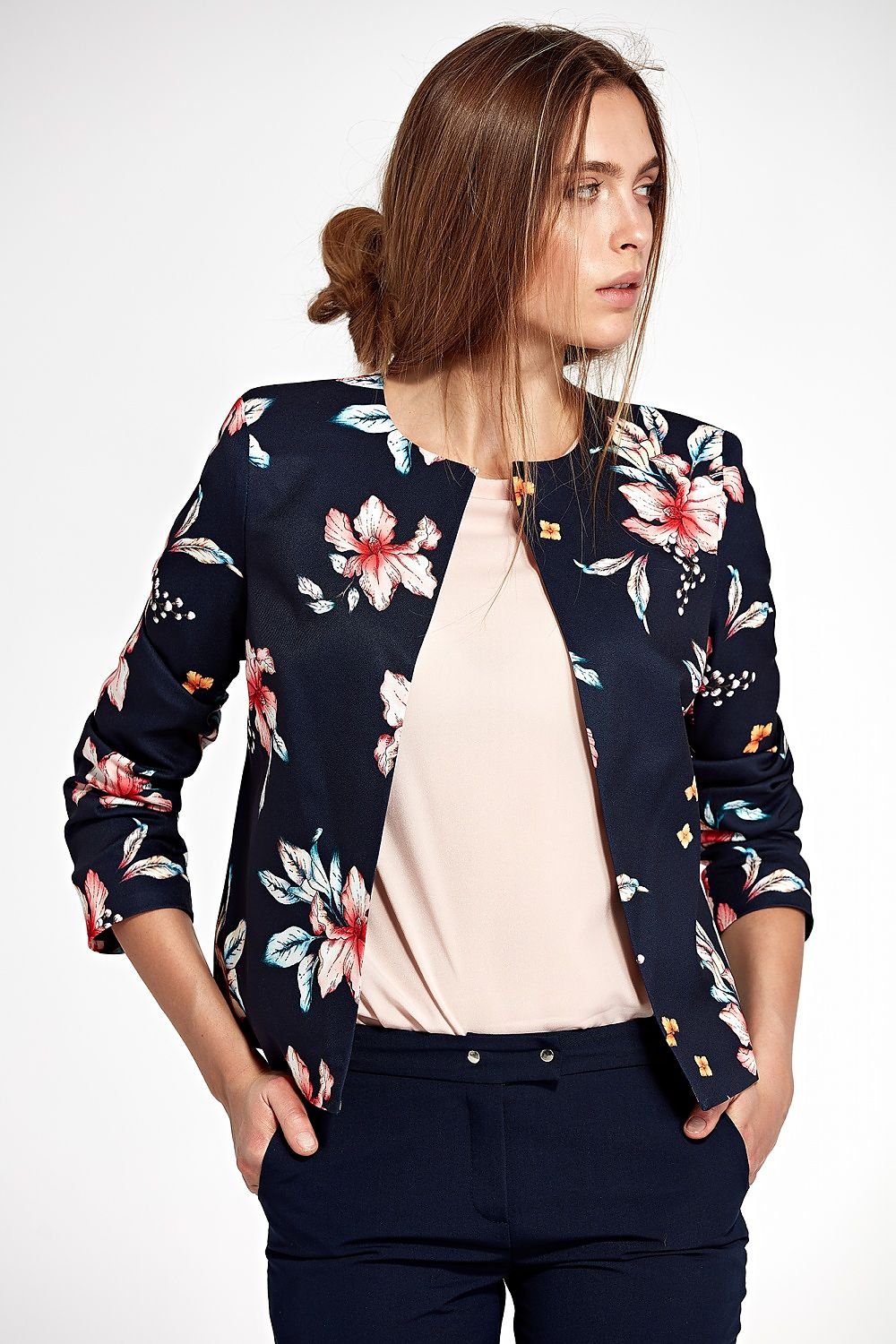 A simple yet elegant jacket featuring a rounded neckline and a vibrant floral pattern. Its versatile cut pairs well with various outfits, while the floral design adds a refreshing and lively touch to any ensemble.