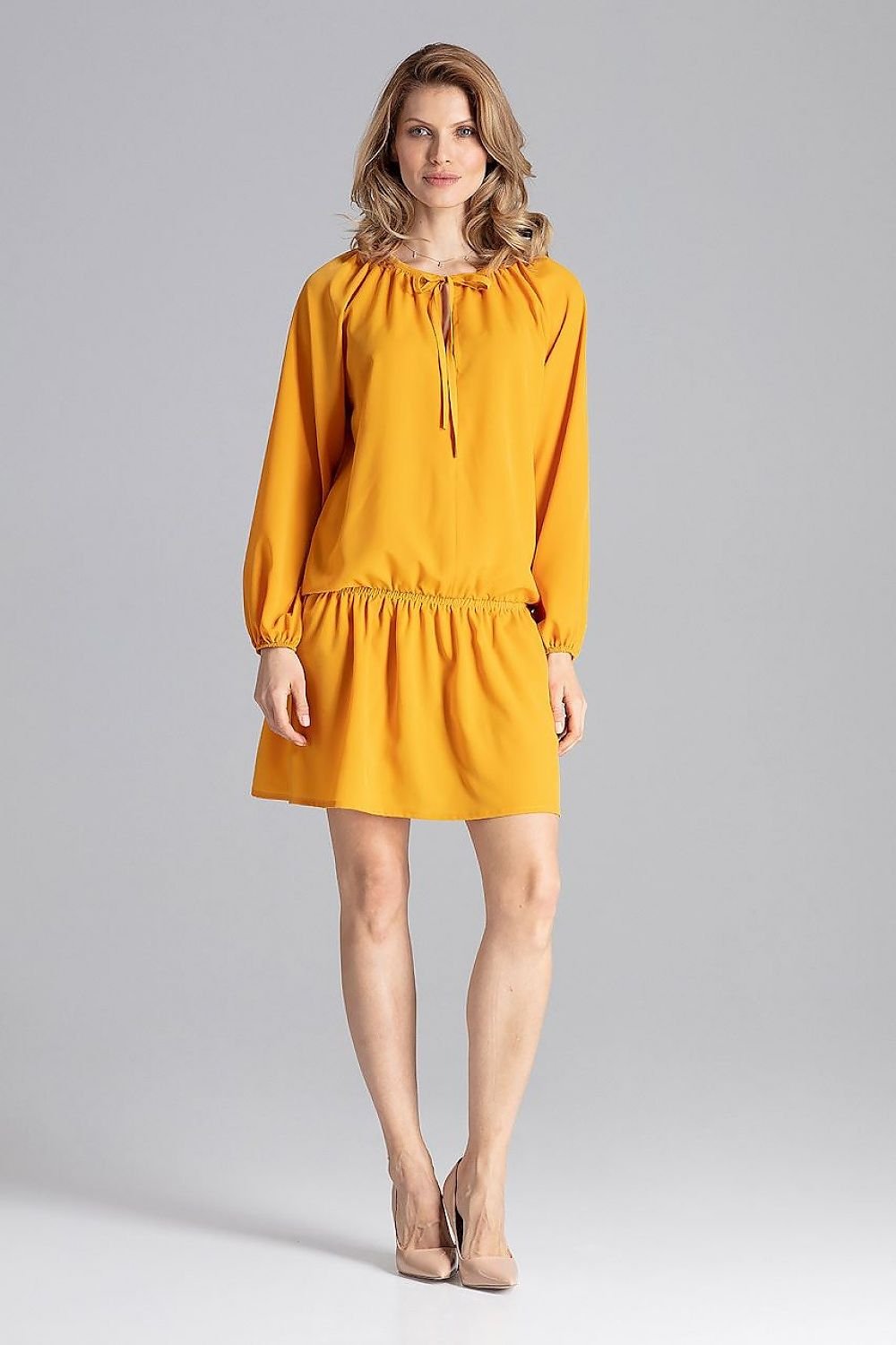 Comfortable loose-fitting dress with long sleeves and a delicate elastic band at the hips. Featuring an adjustable neckline with binding and long sleeves finished with elastic cuffs for a perfect fit. Ideal for relaxed, stylish wear.






