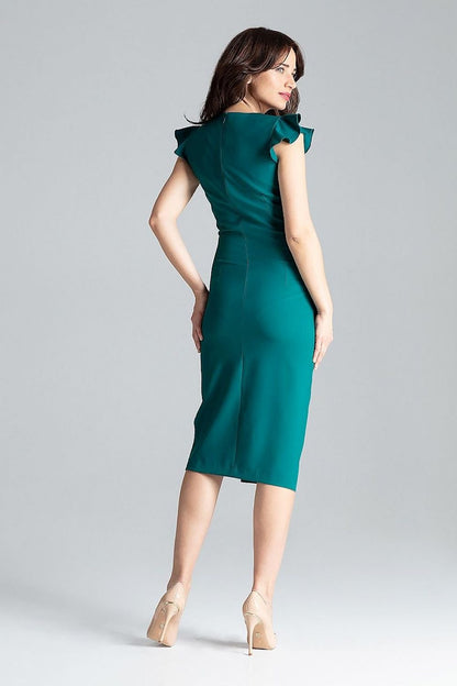 A knee-length cocktail dress featuring a front slit, decorative frills on the sleeves, and a crease on the right side, fastened with a covered zipper at the back, ideal for business meetings or important dinners.






