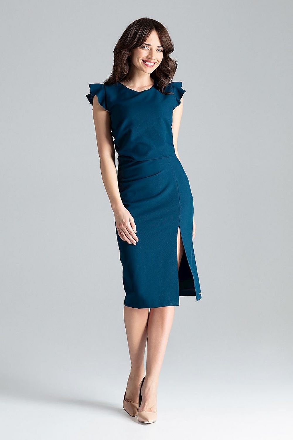 A knee-length cocktail dress featuring a front slit, decorative frills on the sleeves, and a crease on the right side, fastened with a covered zipper at the back, ideal for business meetings or important dinners.






