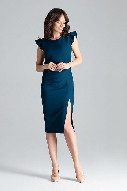 A knee-length cocktail dress featuring a front slit, decorative frills on the sleeves, and a crease on the right side, fastened with a covered zipper at the back, ideal for business meetings or important dinners.






