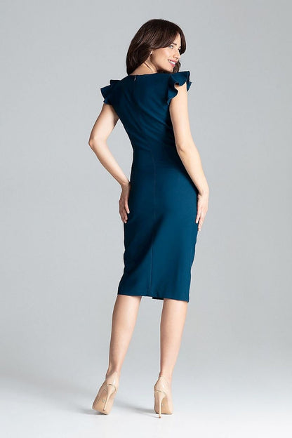 A knee-length cocktail dress featuring a front slit, decorative frills on the sleeves, and a crease on the right side, fastened with a covered zipper at the back, ideal for business meetings or important dinners.






