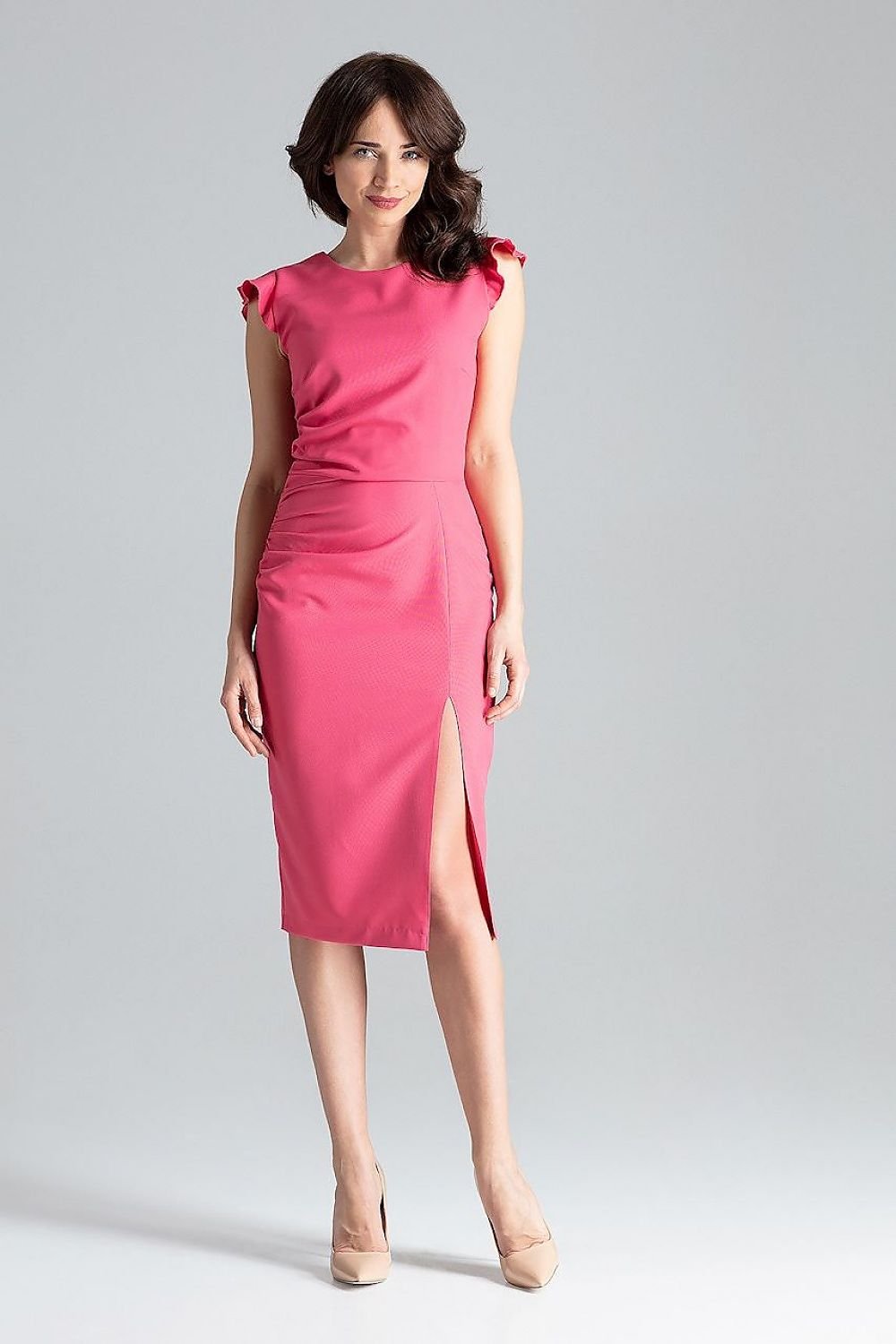 A knee-length pink cocktail dress featuring a front slit, decorative frills on the sleeves, and a crease on the right side, fastened with a covered zipper at the back, ideal for business meetings or important dinners.






