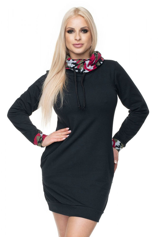 A tracksuit dress featuring a moro camouflage motif, a komin collar, and long sleeves, offering a stylish and comfortable look.






