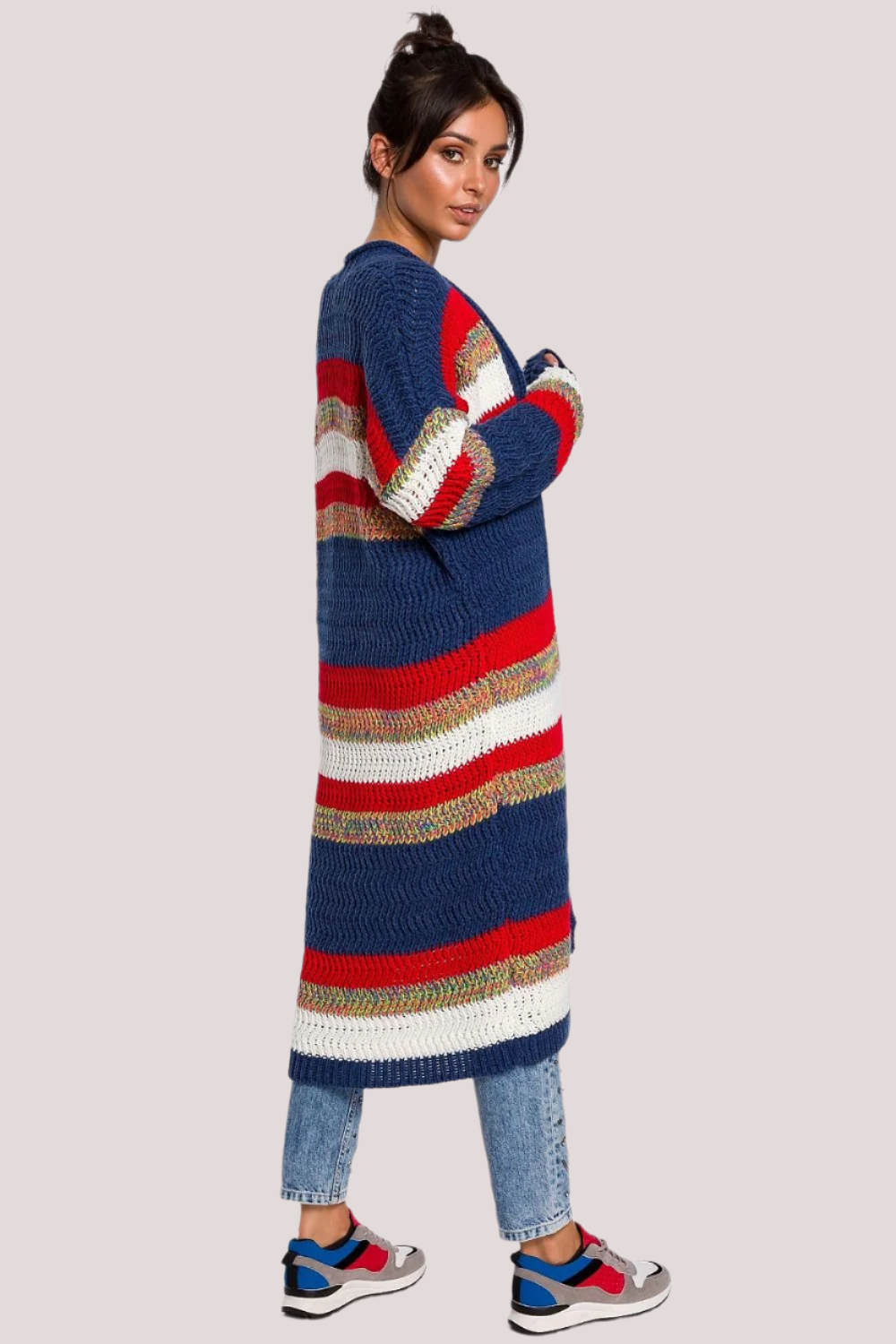 An eye-catching long cardigan made from soft, thick yarn with a multicolored weave. Without buttons or pockets, it offers a cozy wraparound fit, available in several color variations to suit your style.