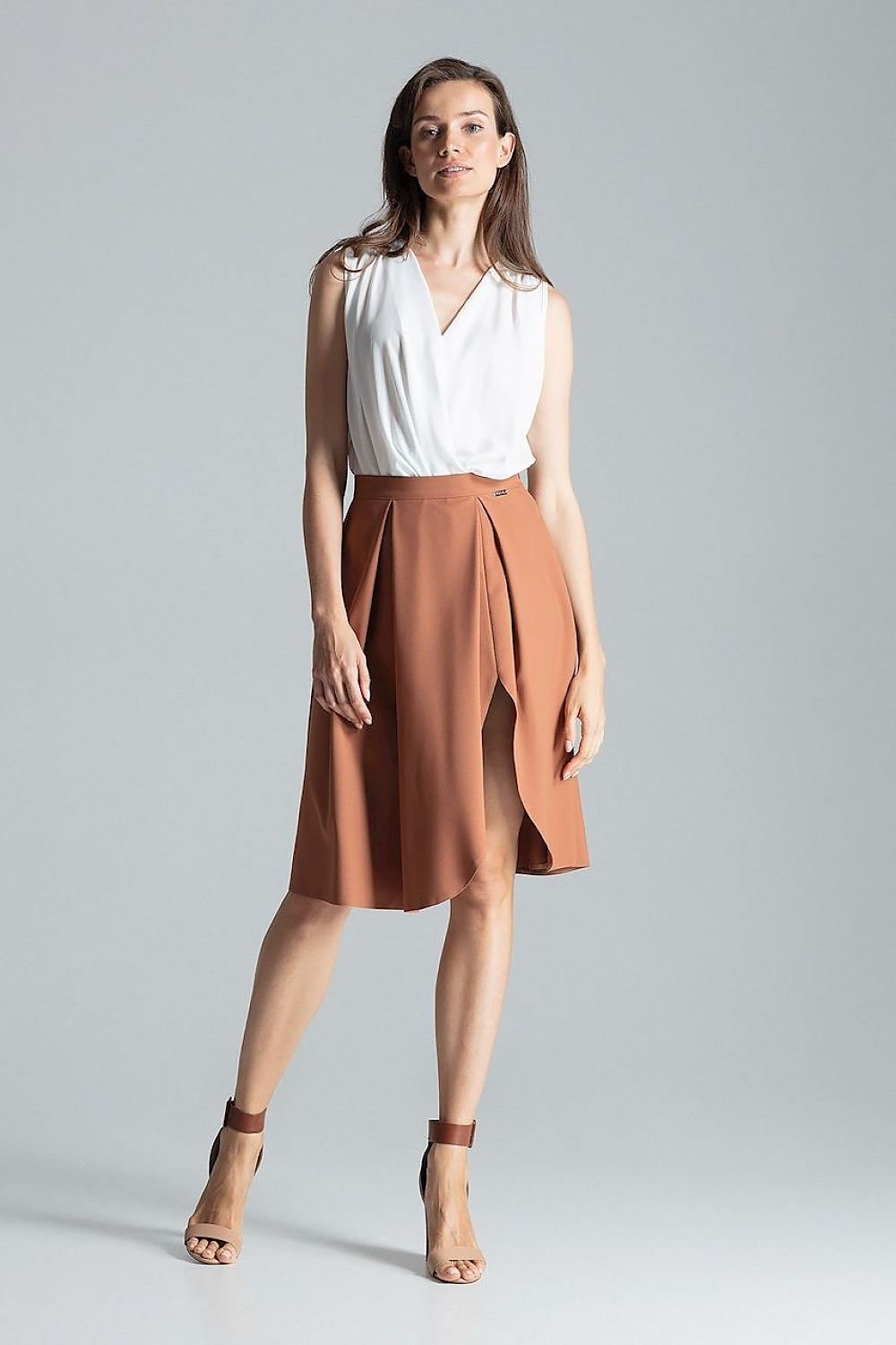 A pleated midi skirt with a sleek side zipper, left-leg slit, and no pockets. Unlined for a lightweight, sophisticated look.

