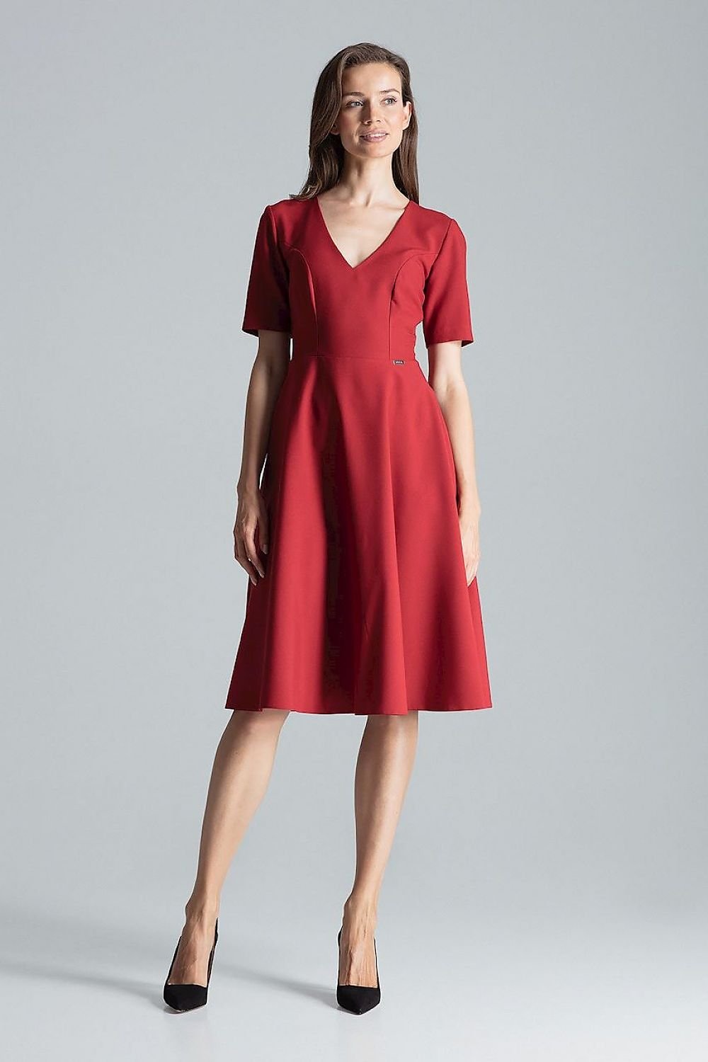 Elegant short-sleeved midi dress with a flattering sweetheart neckline. The dress is cut off at the waist and features a flared silhouette, side pockets at the seams, and a back zipper for easy wear. Ideal for both casual and semi-formal occasions.






