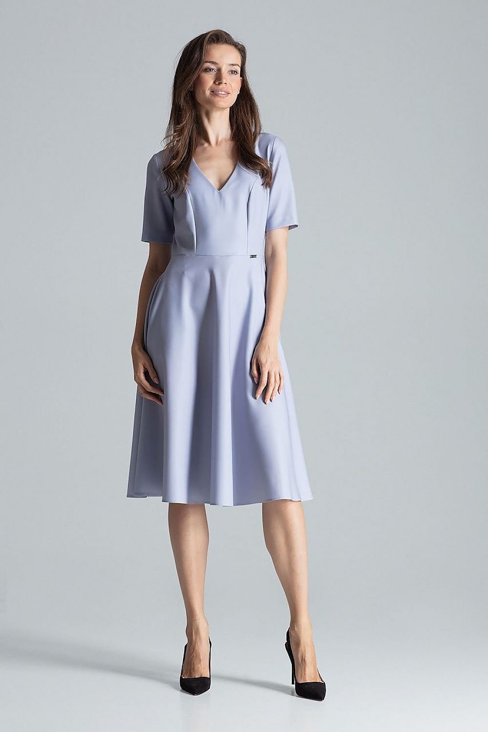 Elegant short-sleeved midi dress with a flattering sweetheart neckline. The dress is cut off at the waist and features a flared silhouette, side pockets at the seams, and a back zipper for easy wear. Ideal for both casual and semi-formal occasions.






