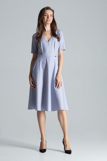 Elegant short-sleeved midi dress with a flattering sweetheart neckline. The dress is cut off at the waist and features a flared silhouette, side pockets at the seams, and a back zipper for easy wear. Ideal for both casual and semi-formal occasions.






